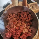 Fertig geschnittenes Fleisch einer Schüssel, mariniert