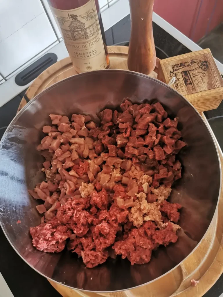 Fertig geschnittenes Fleisch einer Schüssel, mariniert