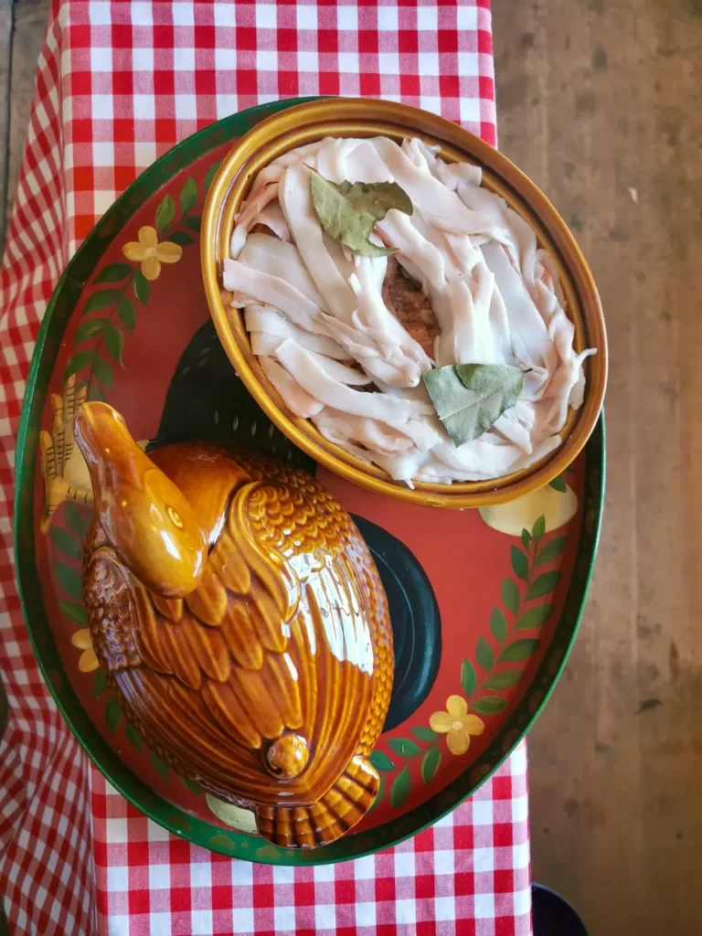 Fertig gefüllte Fleischterrine