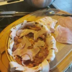 Fleischterrine in einer Form schichten
