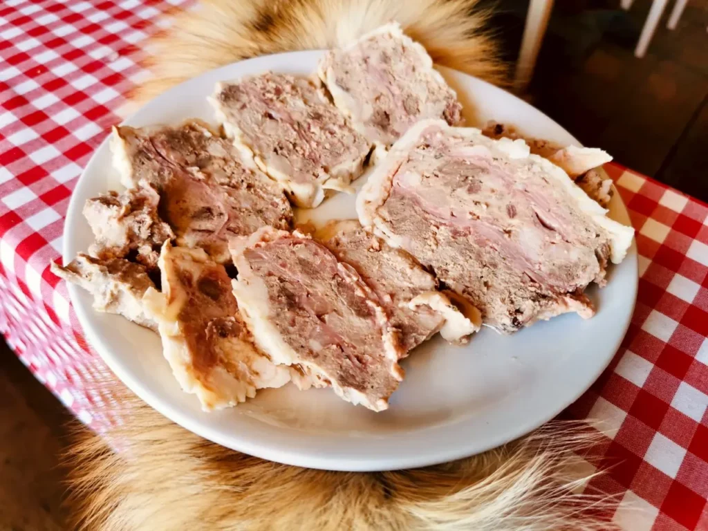 Geschnittene Fleischterrine nach Paul Bocuse auf einem Teller