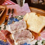Fleischterrine nach Paul Bocuse mit Brioche auf einem Teller