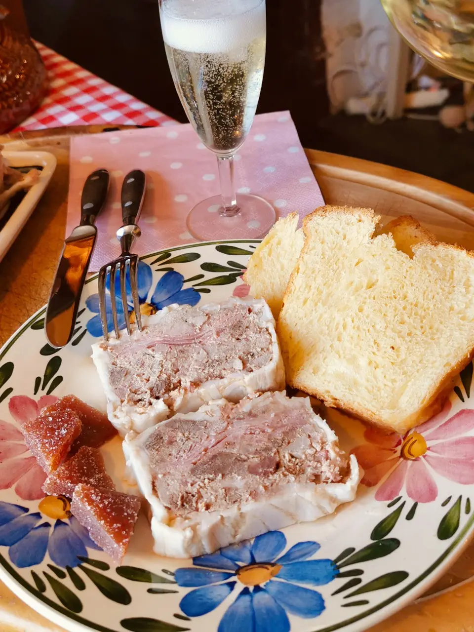 Fleischterrine nach Paul Bocuse mit Brioche auf einem Teller