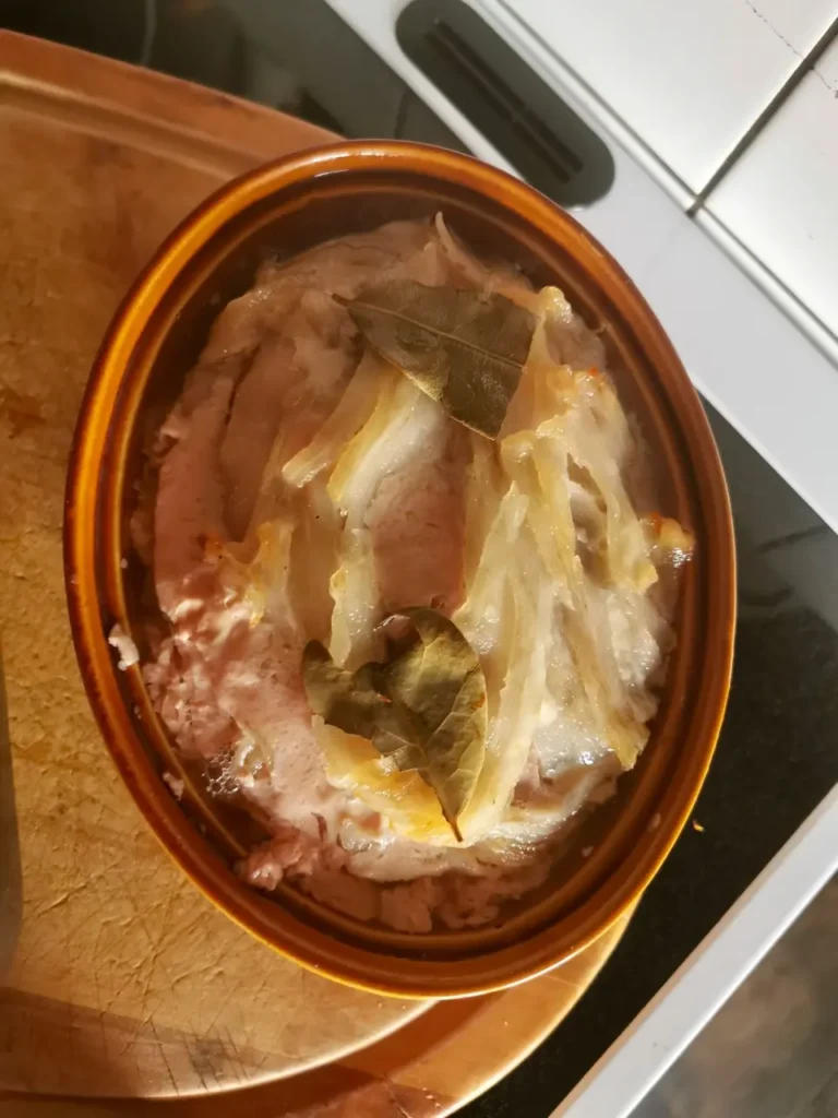 Fertig gegarte Fleischterrine