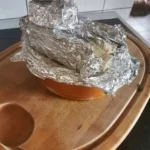 Fertiggegarte Fleisch-Terrine wird gepresst bzw. beschwerrt mit Gewichten.