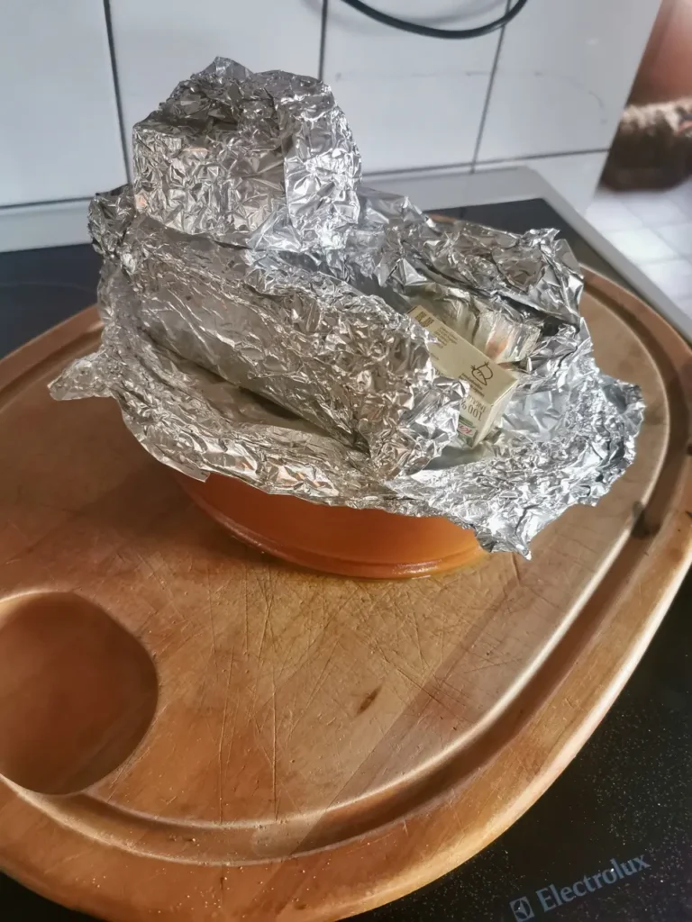 Fertiggegarte Fleisch-Terrine wird gepresst bzw. beschwerrt mit Gewichten.