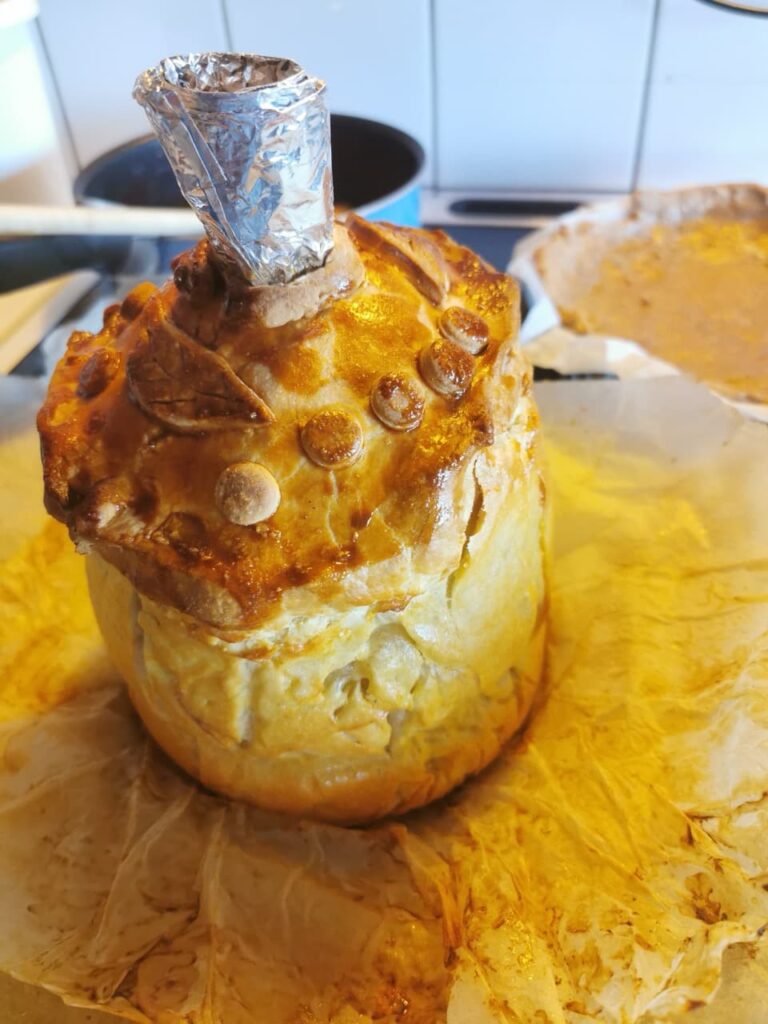 Cheshire Pork Pie auf einem Holzbrett