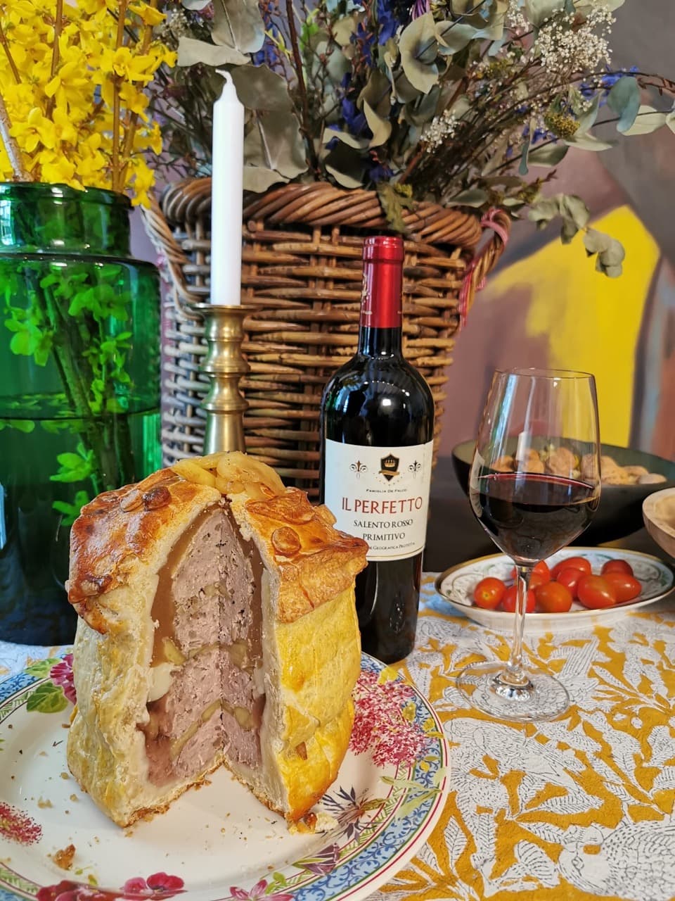 Cheshire Pork Pie auf einem Teller und gedeckten Tisch: Daneben steht eine Flasche Wein
