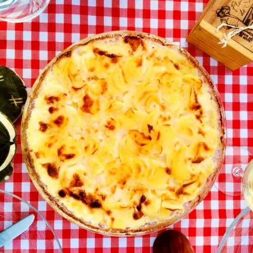 Gratin Dauphinois knusprig gebacken in einer Wähenform
