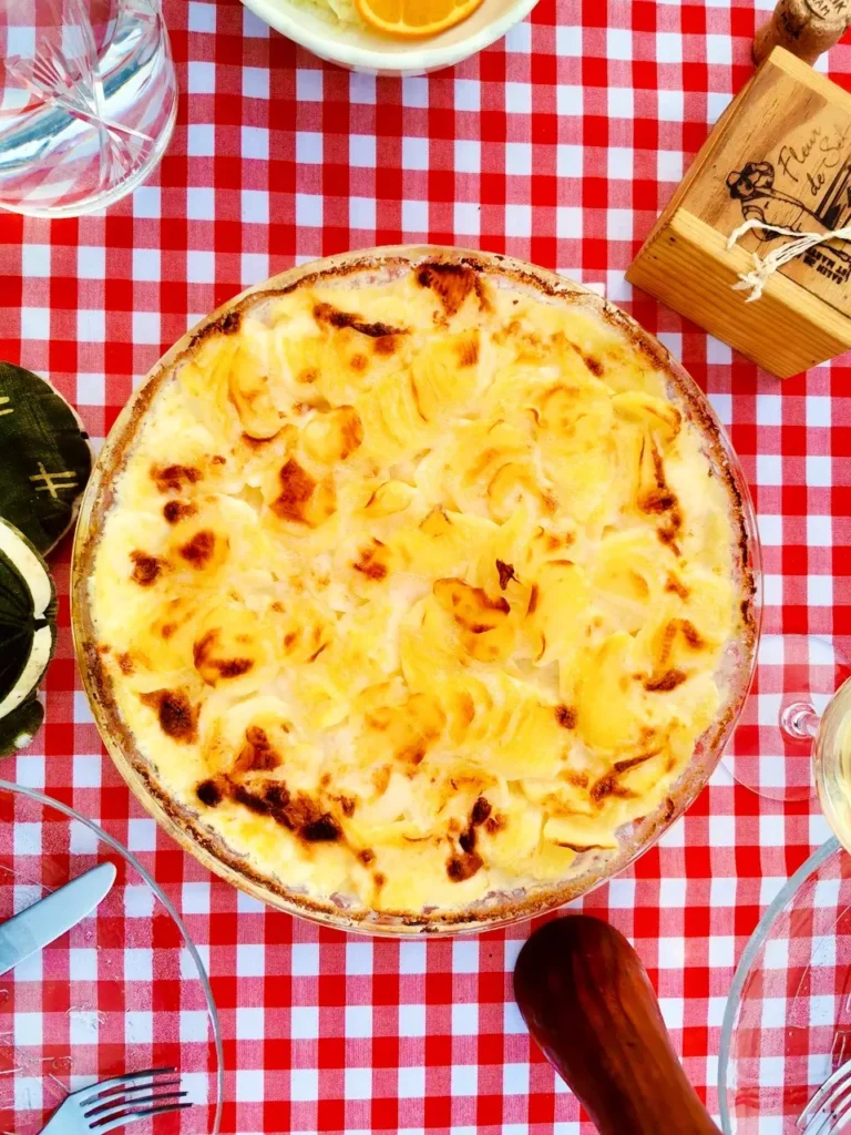 Gratin Dauphinois knusprig gebacken in einer Wähenform