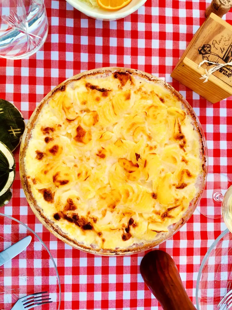 Gratin Dauphinois knusprig gebacken in einer Wähenform