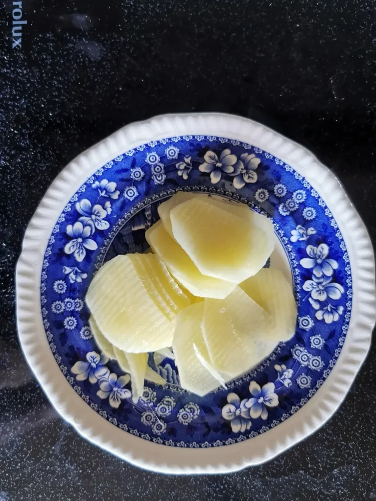 Dünn gehobelte, mehligkochende Kartoffelscheibchen