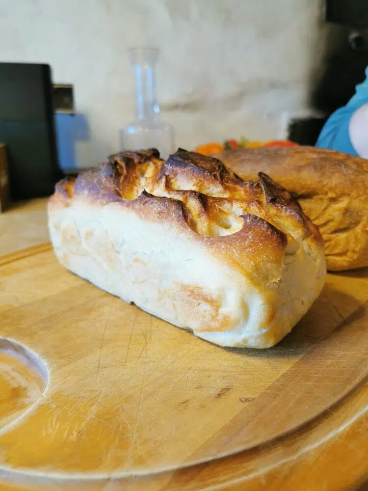 Dieses einfache Weissbrot Rezept haben wir früher jedes Wochenende gebacken.
Der Geruch von frischem Weissbrot hat meinen Liebe dazu entfacht bis heute.

Zutaten
500 g helles Bioweizenmehl
1 Pck. Trockenhefe
1,5 Tl Salz
320 g lauwarmes Wasser
2 EL Olivenöl
