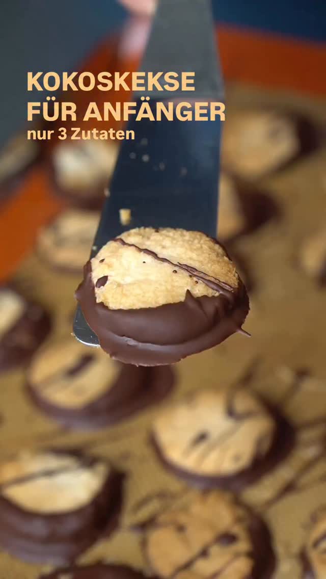 Mein No-Stress-Plätzchenrezept 🍪
Ich kann nicht richtig backen – und habe an Weihnachten ehrlich gesagt immer etwas Angst vor dem vielen Zucker.
Diese Kokosmakronen sind mein persönlicher Rettungsanker: schnell gemacht, gelingsicher und mit deutlich weniger Zucker. 🤍

ZUTATEN
200 g Kokosraspeln
2 EL Birkenzucker oder Zucker
1 EL Kokosöl, geschmolzen (alternativ Rapsöl)
90 g dunkle Schokolade (70 %)

ZUBEREITUNG

Ofen auf 175 °C Umluft vorheizen.

Kokosraspeln, Zucker und Öl in einen Food Processor geben und auf höchster Stufe mixen, bis die Masse leicht zerfallen, cremig und gut formbar ist.
Dieser Schritt ist entscheidend: Werden die Kokosraspeln zu kurz gemixt, lassen sie sich nicht formen.
Aber Vorsicht – nicht zu lange mixen, sonst entsteht Kokosbutter. Das wäre ein Schritt zu viel.

Mit einem Teelöffel kleine Taler auf ein mit Backpapier belegtes Blech setzen.
8–10 Minuten backen, bis die Ränder leicht gebräunt sind. Aus dem Ofen nehmen und vollständig auskühlen lassen.

TIPP
Kokosmakronen wirklich komplett auskühlen lassen – warm zerbröseln sie leicht.
Ich lasse sie oft über Nacht stehen oder gebe sie vor dem Verzieren 10 Minuten ins Gefrierfach.

Schokolade im Wasserbad schmelzen und die Böden der Makronen hineintauchen.
Auf Backpapier oder Gitter fest werden lassen.

Die Makronen halten sich mehrere Tage und stehen am besten im Kühlschrank.

➡️ Speicher dir das Kokosrezept gleich ab – perfekt für die Weihnachtszeit.

#kokosmakronen #keksrezept #weihnachten25 #veganbacken #einfachbacken #schnellesrezept
#easyrecipes #kitchenhacks #lesssugar #foodreels #cookingvideo #food52 @food52 #glutenfrei #weihnachtskekse #birkenzucker #weihnachtskekse