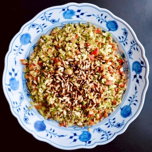 Fertig angerichteter Brokkoli Apfel Salat mit Pinienkernen und Vinaigrette