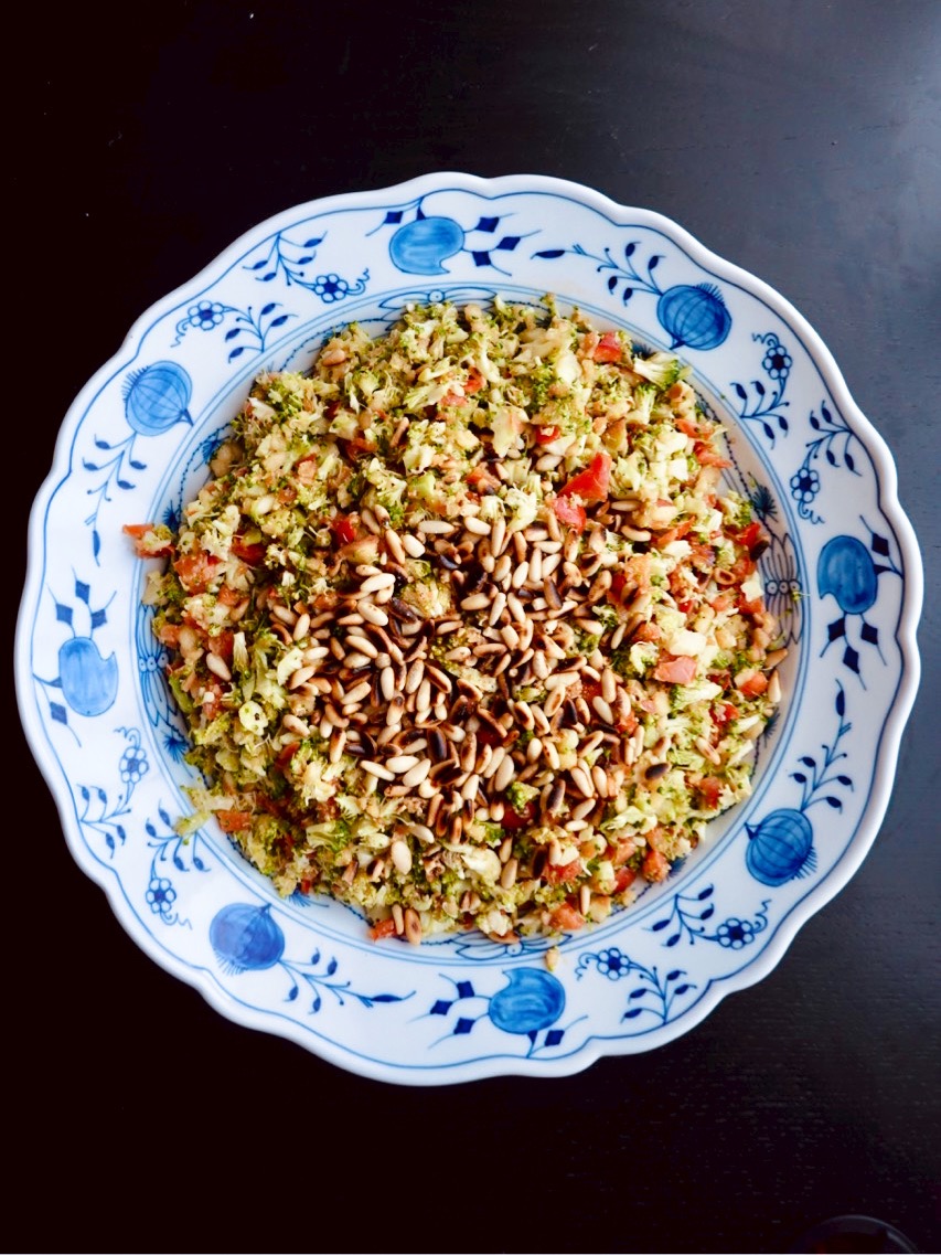 Fertig angerichteter Brokkoli Apfel Salat mit Pinienkernen und Vinaigrette