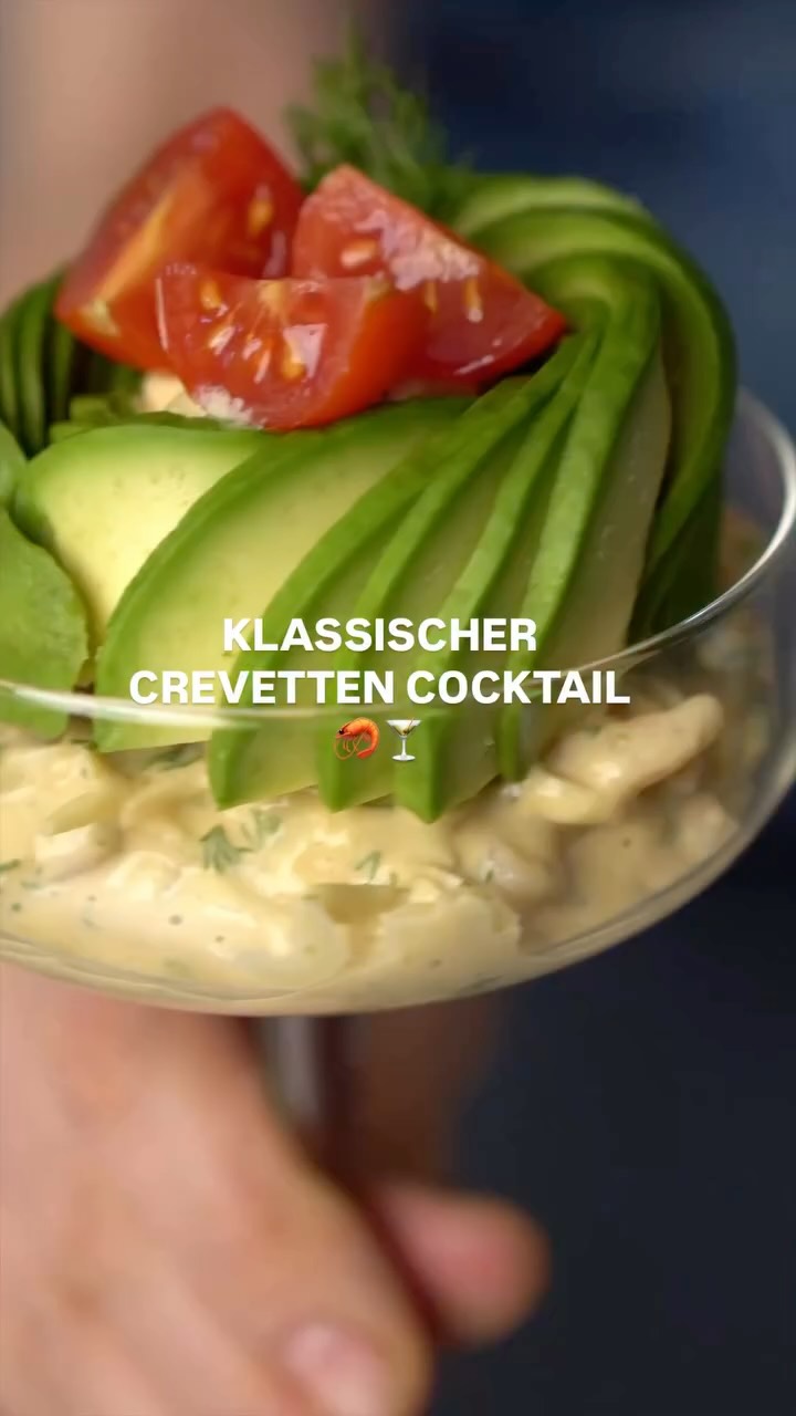 🦐🍸Crevetten Cocktail ohne Angst vor Samonellen, weil die Mayo mit gekochten Eiern hergestellt ist.

Hallo, ich bin Vivi – heute gibt’s einen richtig nostalgischen Crevettencocktail à la Oma 🦐✨

Früher hat sie die Krabben geholt und zu Hause diesen legendären Cocktail gemixt:
aus gekochten Eiern, Senf, Essig, Wasser und Rapsöl wird eine schnelle Mayo, dazu etwas Whisky, Gewürze wie Chayenne Pfeffer, Salz und Pfeffer, aufgetaute Krabben, frische Kräuter z.B. Dill, Avocado-Stückchen, Zitronenzeste und Zitronensaft – fertig ist die cremige Retro-Vorspeise im Glas.

Speichere dir den Post, wenn du Crevettencocktail liebst – und wenn du wissen willst, wie die Avocado-Rosen gehen, folg mir für das nächste Reel. 💌

#crevettencocktail #krabbencocktail #vorspeise #seafoodlover #retrorezept #familienrezept #feesttagsküche #silvestermenü #weihnachtsmenü #einfachkochen #vivikocht