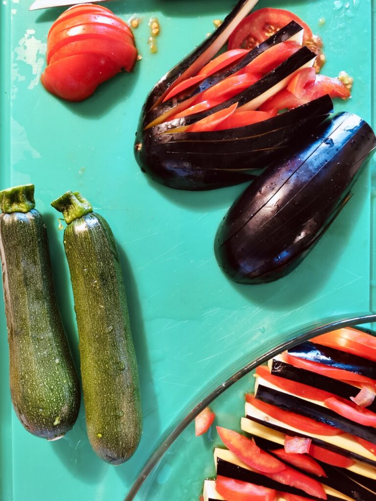 Aubergine mit Tomate überbacken-rezept-vivikocht-zutaten