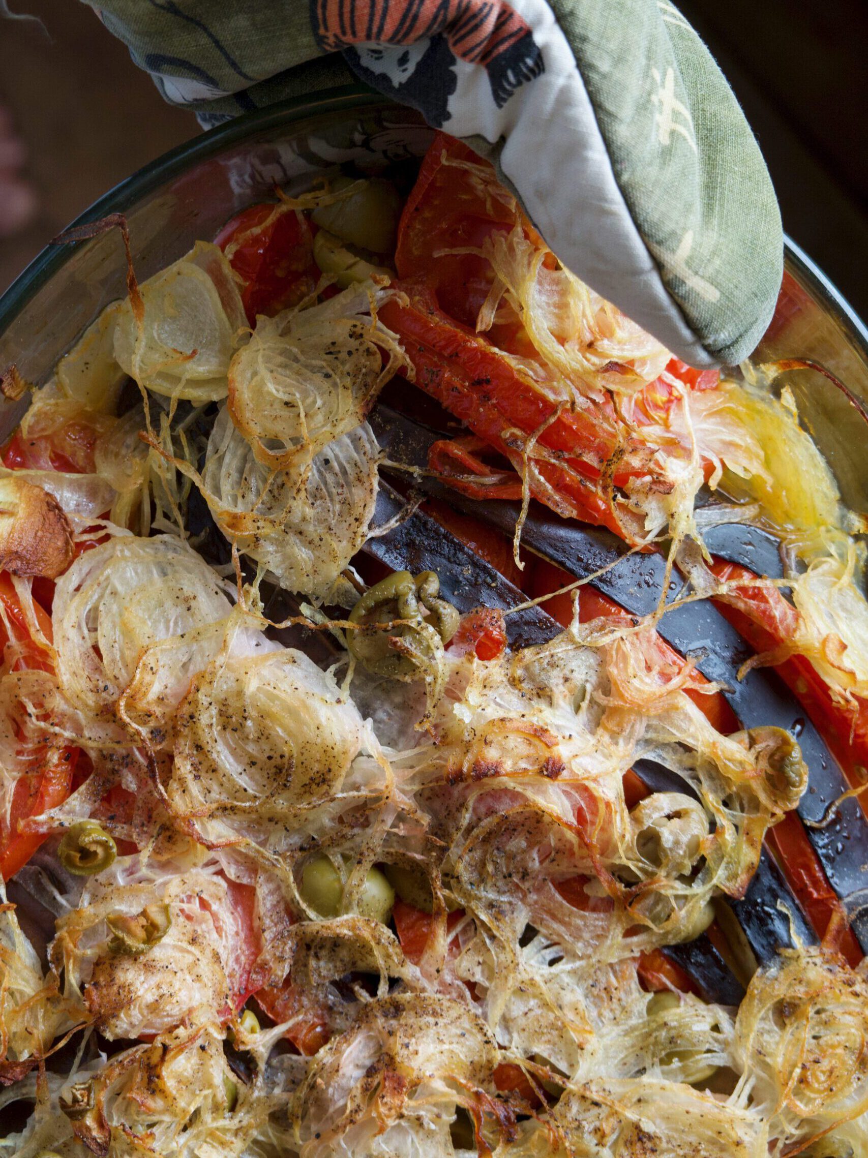 Geröstete vegane Aubergine mit Tomaten & Oliven