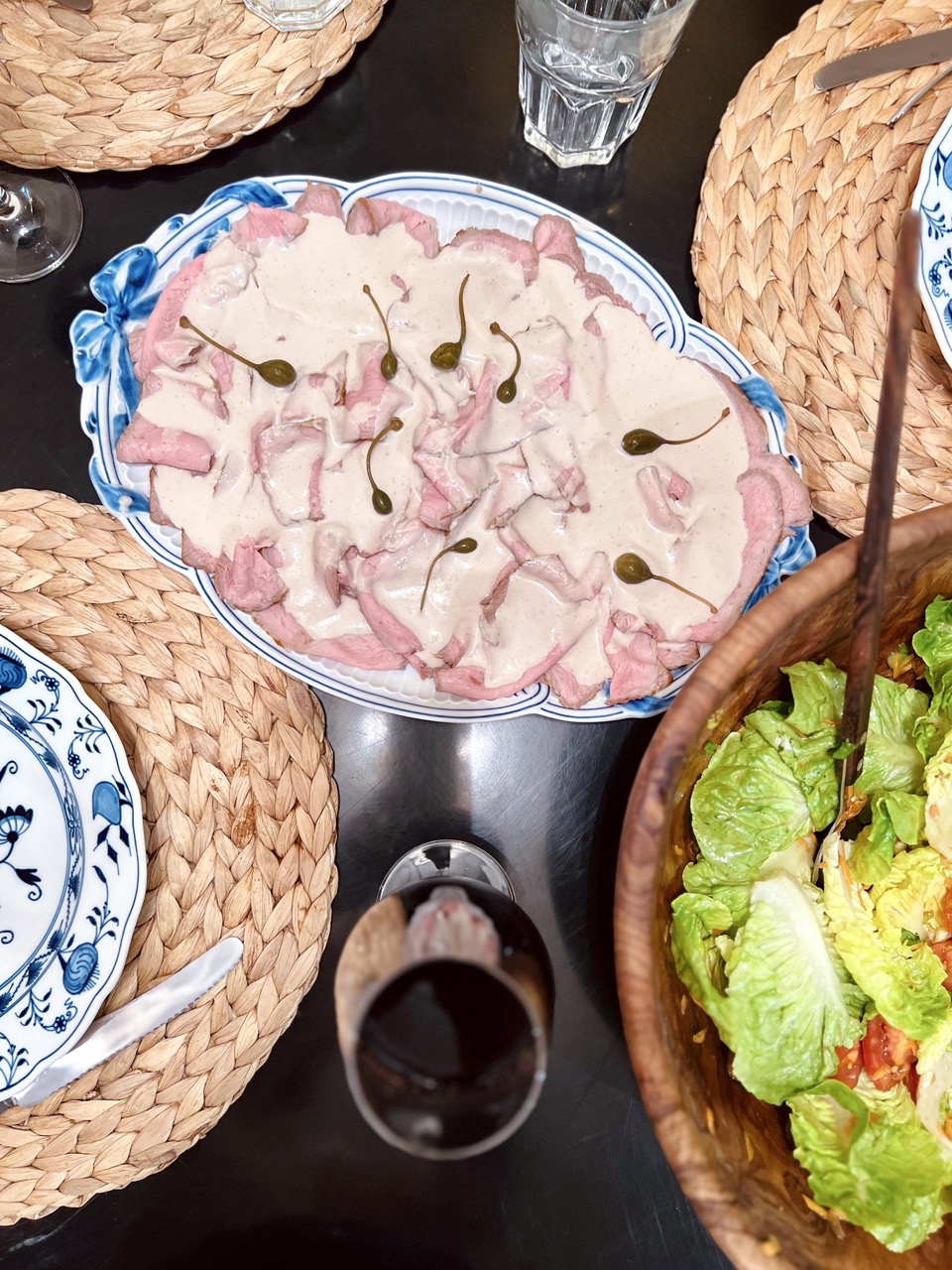 Vitello Tonnato – ein Hauch von Italien. 
Hol Dir Dolce Vita nach Hause und mach Dir ein sexy Vitello Tonnato im Handumdrehen. Ich habe es jahrelang nicht hinbekommen, aber jetzt klappt es, profitiere von meinen Fehlern. Was könnte diesen Moment perfekter machen als ein Teller Vitello Tonnato mit einem feinen Glas Riesling? 
Zartes Kalbfleisch in cremiger Thunfischsauce – einfach himmlisch.