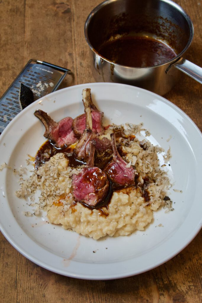 Feines gebratenes Lammrack mit weissem Risotto und Trüffelsauce