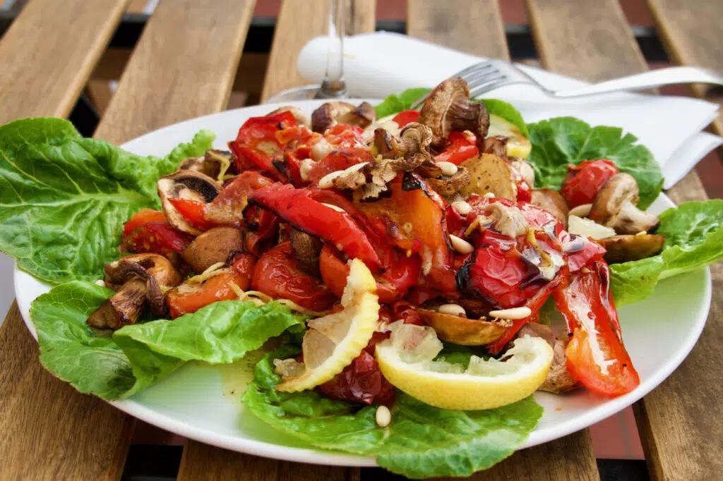 Knackig bunt gerösteter Paprika Salat