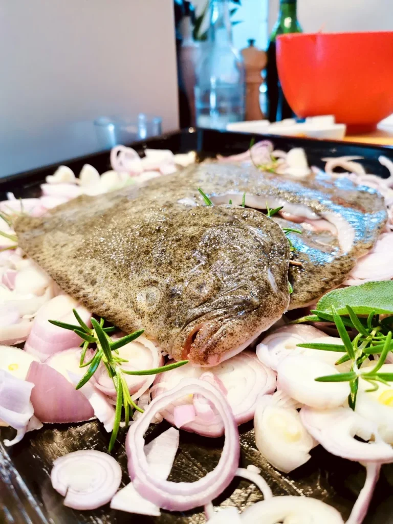 Backblech mit Butter, Schalotten, Rosmarin und Salbei vorbereitet