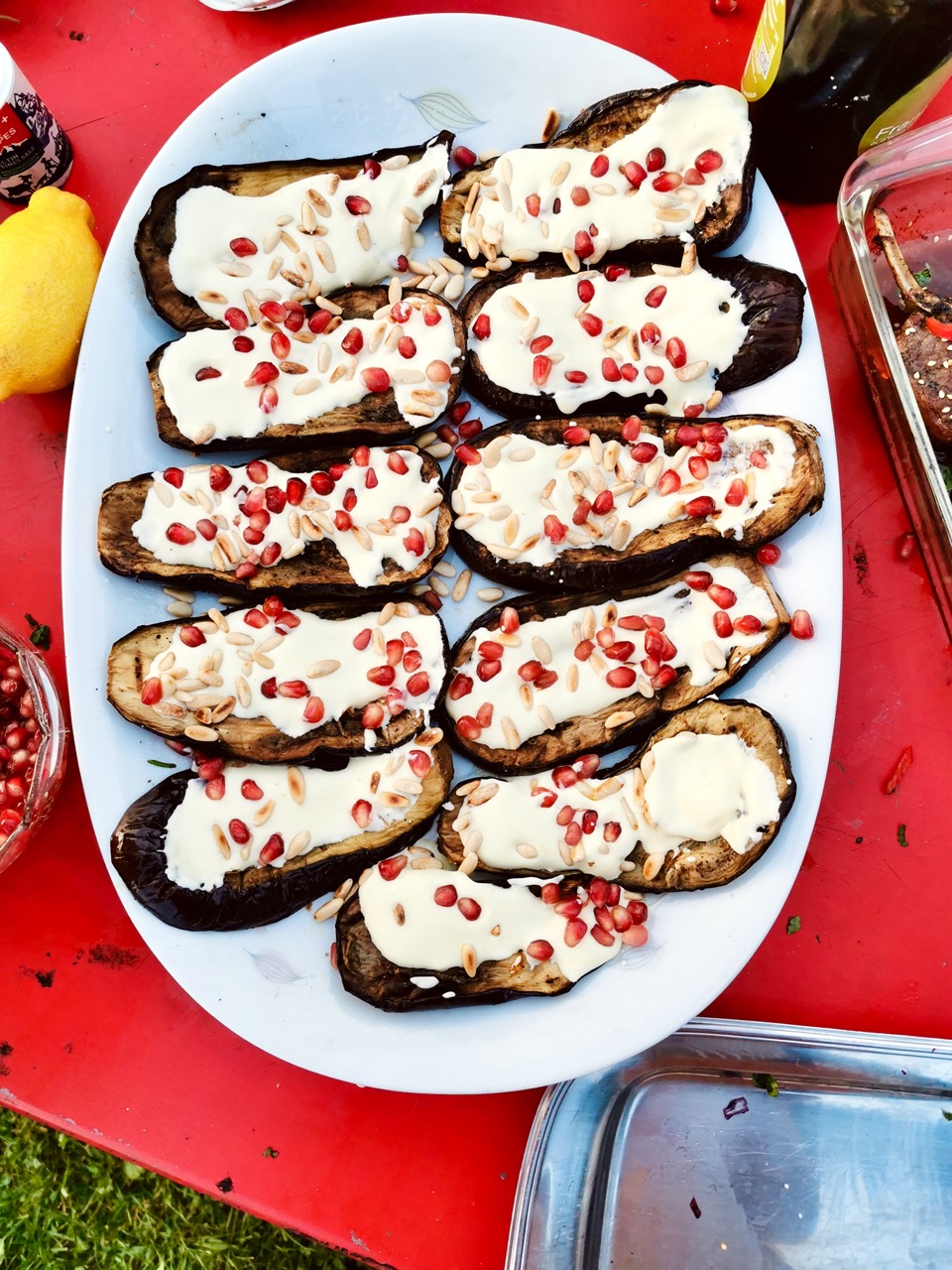 Geröstete marokkanische Auberginen mit Safran Joghurt und Granatapfel