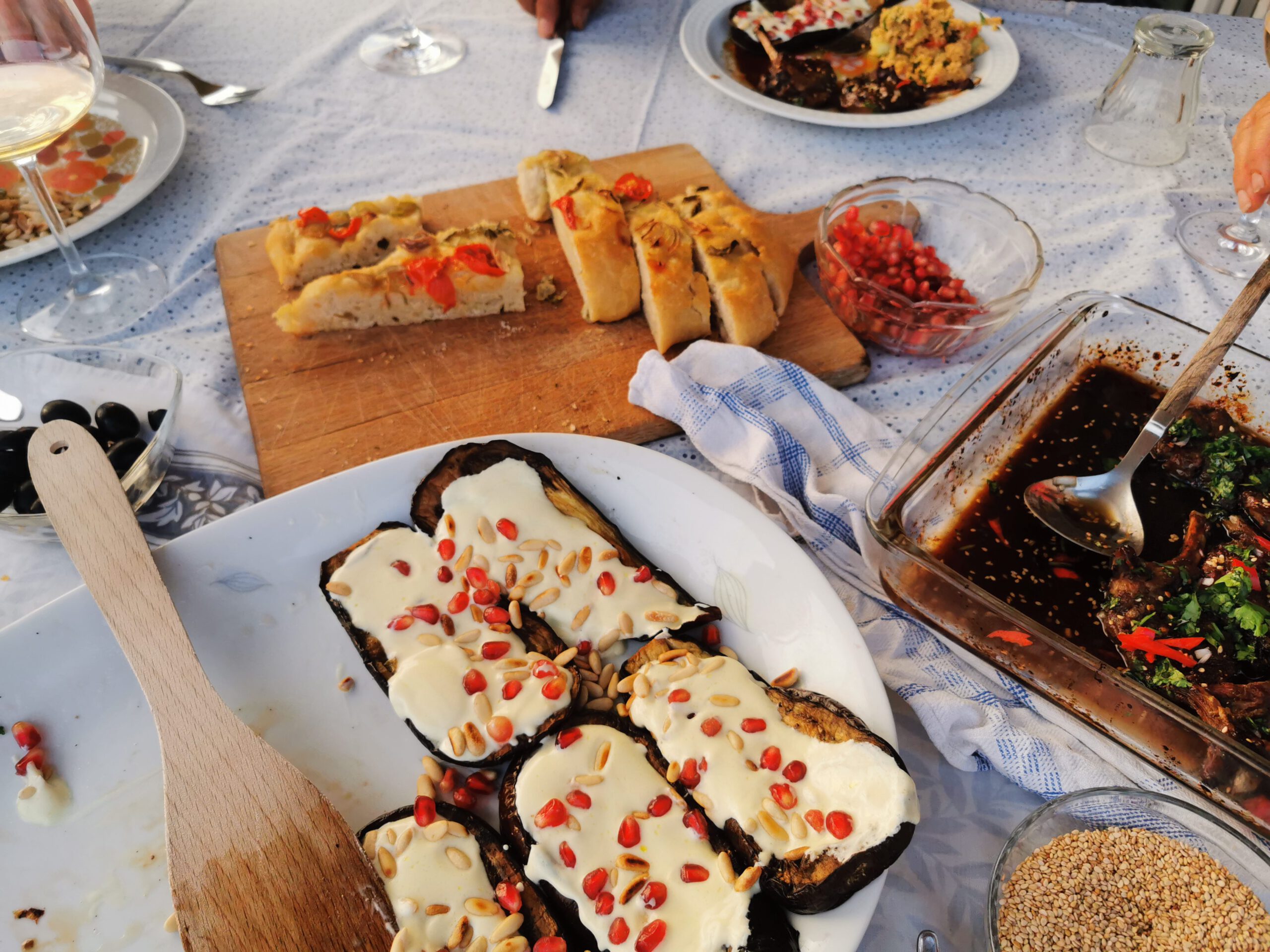 Geröstete marokkanische Auberginen mit Safran Joghurt und Granatapfel