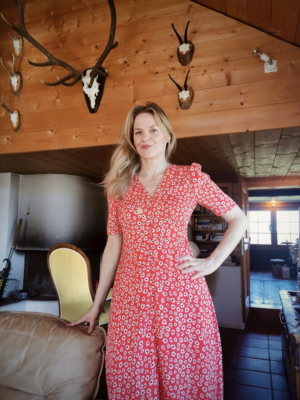 vivikocht in einem roten Kleid im Wohnzimmer im Färch