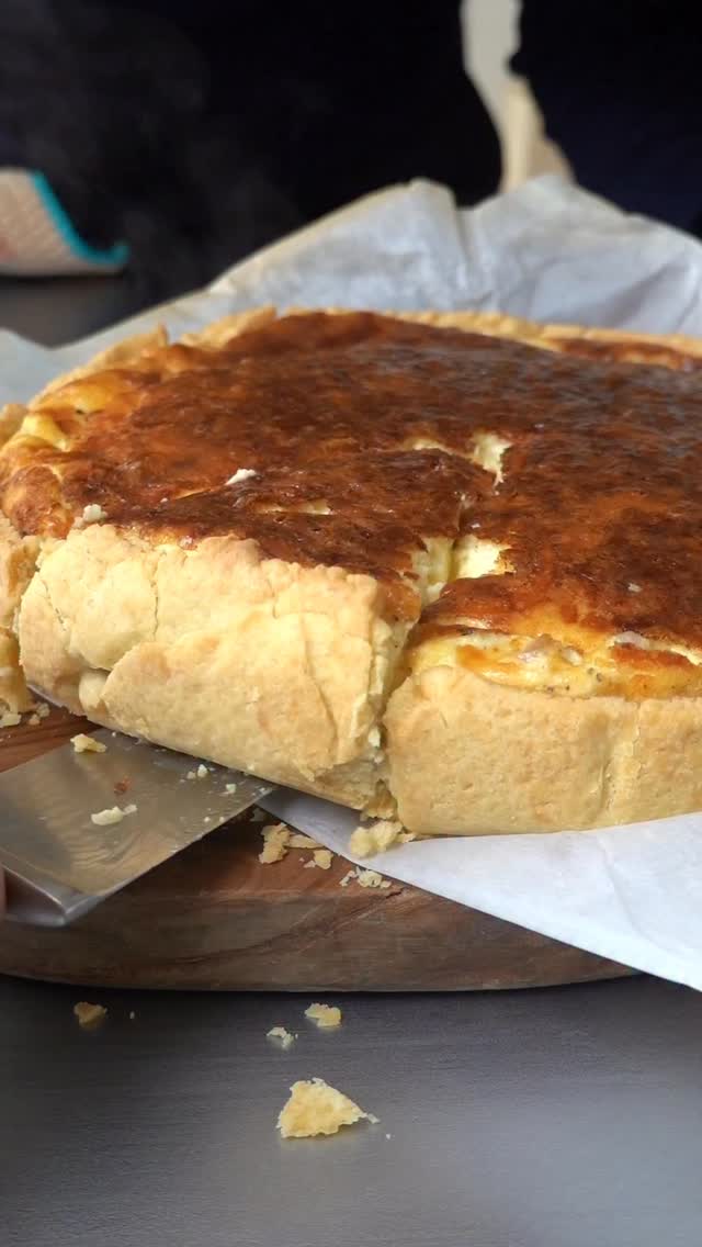 Quiche Lorraine (26 cm) – November-Comfort ohne Blindbacken 🍂

Teig: Mehl und Salz mischen. Kalte Butter fein verreiben. Eigelbe zugeben und rasch zu einem weichen Teig zusammenfügen, nicht kneten. Nur falls nötig eiskaltes Wasser zugeben. Zu einer Kugel formen, 30 Min. kaltstellen.
Ausrollen: 3–4 mm zwischen Backpapier/Folie ausrollen, in die Form legen, Rand ca. 3 cm hochziehen. Boden dicht einstechen, kurz kühlen.
Füllung: Speck langsam auslassen, Zwiebel darin glasig braten, abkühlen lassen.
Guss: Eier, Eigelb und 500 ml Vollrahm verquirlen, mit Pfeffer, Muskat und wenig Salz würzen. Käse (Emmentaler oder Gruyère) optional unterrühren oder später streuen.
Füllen: Speck-Zwiebel auf den Boden, optional Käse, Guss langsam einfüllen.
Backen: Ofen und Backblech auf 220 °C O/U vorheizen. Auf 2. unterster Schiene ca. 40 Min. backen, 5–10 Min. ruhen lassen.
Servieren: lauwarm mit Feldsalat.

Speichern für’s Wochenende & jemanden taggen, der Quiche liebt 🥧