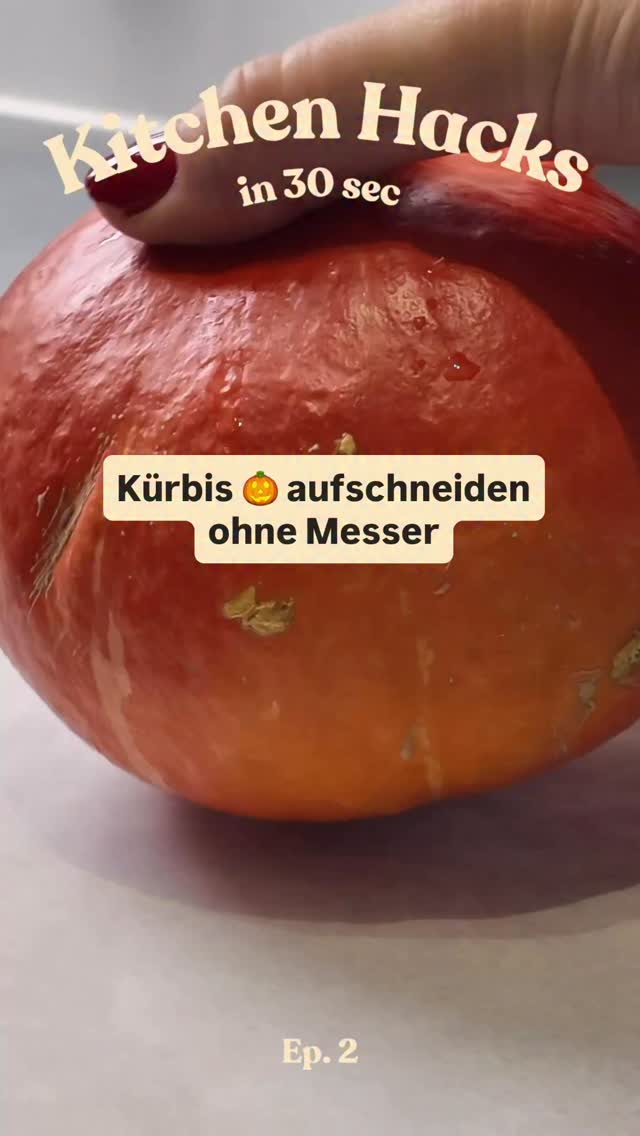 Hast du auch immer Angst, dich zu schneiden, wenn du einen Kürbis aufschneiden willst? 🎃
Dann mach’s einfach gar nicht – der Ofen erledigt das für dich.
Kürbis ungeputzt, ungeschält und ungeschnitten auf ein Blech legen und bei 160 °C Umluft rund 2 Stunden im Ofen garen.
Danach lässt sich die Schale ganz leicht abziehen und das Fruchtfleisch einfach mit einem Löffel auslösen – perfekt für Suppe, Püree oder Pasta.
Tipp:
Funktioniert mit Hokkaido, Butternut oder Muskatkürbis.
Wenn du magst, leg noch ein paar Knoblauchzehen oder Rosmarinzweige daneben – das gibt ein tolles Aroma. 🌿
➡️ Speicher dir den Trick für später – und kein Kürbis wird dir je wieder Angst machen. ✨
#küchentipp #herbstküche #kürbiszeit #nofoodwaste #vivikocht #kürbisrezepte #kürbissuppe #kürbistipp #kochtipp #easycooking #herbstrezept #küchenhack