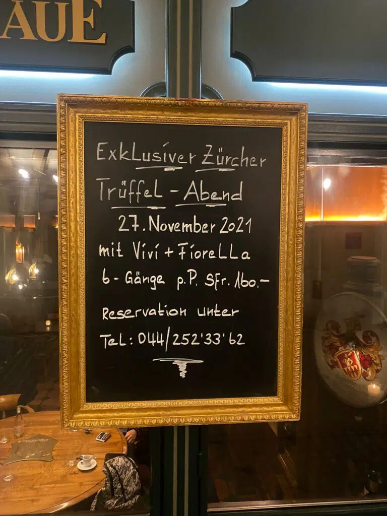 Tafel mit Beschriftung auf der steht Exklusiver Trüffelabend Vivi kocht