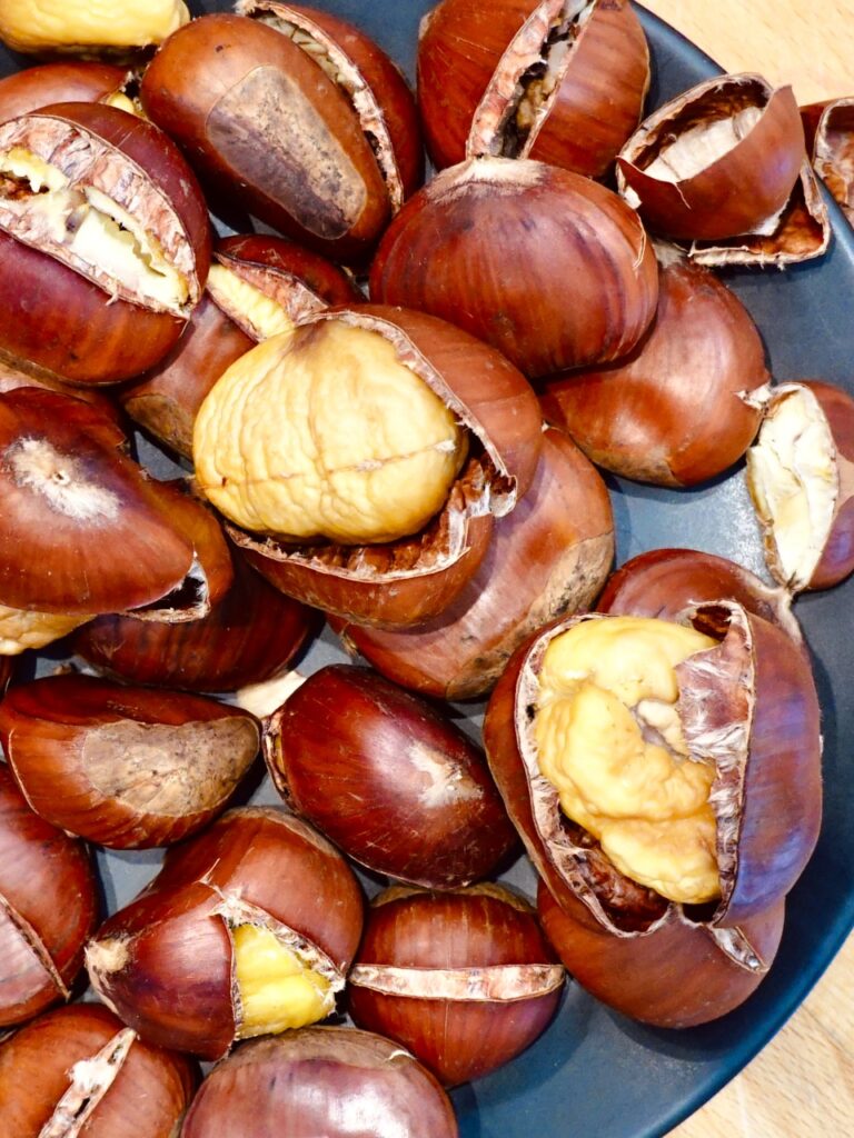 warme Marroni mit aufgeplatzter Schale, verzehr fertig