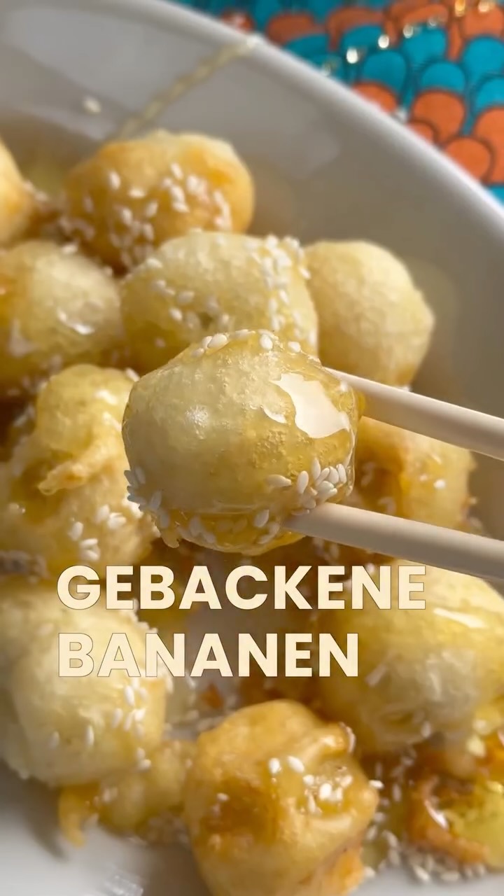 Gebackene Bananen mit Honig & Sesam 🍌🍯 
Knuspriger geht’s nicht – und in 15 Min. fertig!

ZUTATEN 
2 Bananen · 80g Mehl · 2 TL Backpulver · Prise Salz · 8 EL Wasser · Frittieröl · Honig & Sesam

SO GEHT’S T
eig anrühren → Bananen eintauchen → 2 Min. frittieren → Honig & Sesam drauf → 😍

➡️ Speichern & nachmachen!

#gebackenebananen #schnellerezepte #frittiert #asiatischessen #foodreels