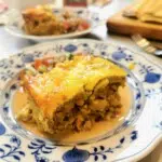 Bototie mit Salsa auf einem Meissner Teller