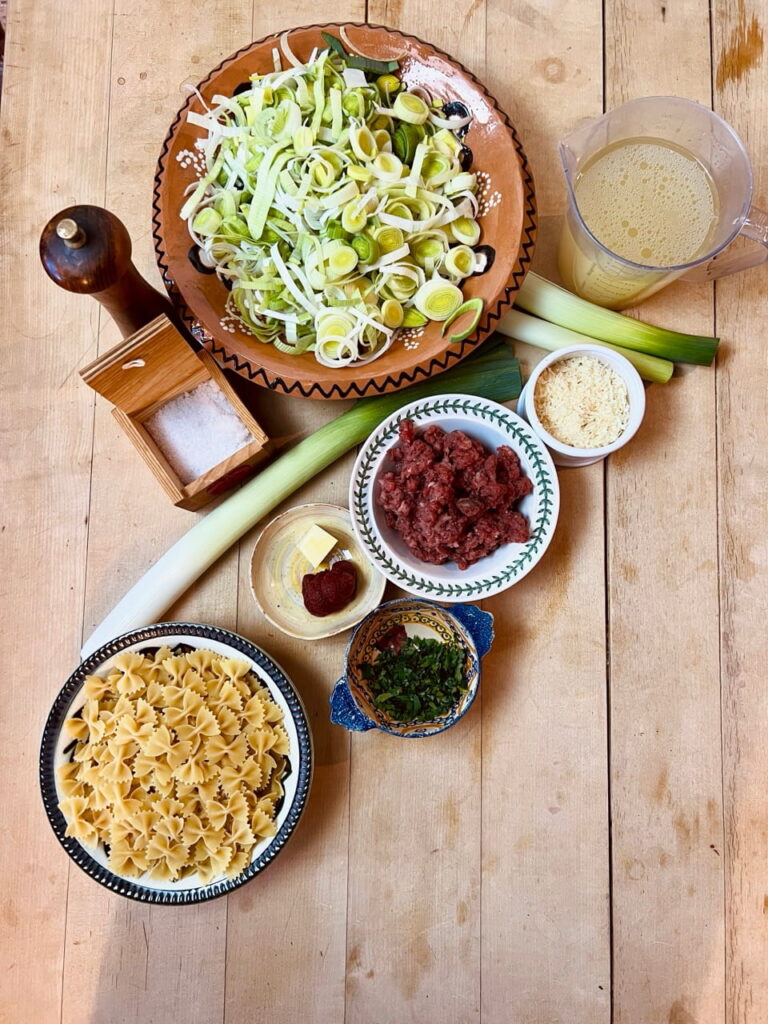 Ingredients for pasta with minced meat and leeks (one-pot recipe)