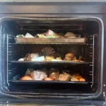 Kalbsknochen und Wurzelgemüse als Grundlage für Demi-Glace