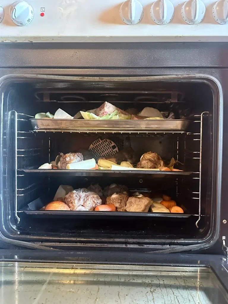 Kalbsknochen rösten auf einem Blech im Ofen
