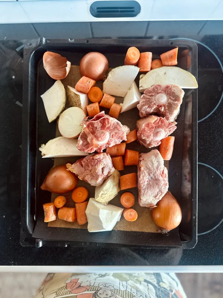 Kalbsknochen und Wurzelgemüse als Grundlage für Demi-Glace