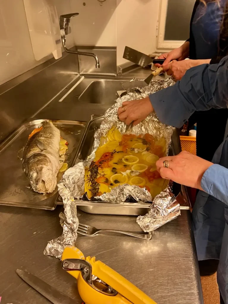 Der gegarte Wolfsbarsch wird aus der Alufolie genommen