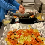Gemüsebett aus Kartoffeln, Tomaten, Oliven und Zitronen auf Alufolie aufgebaut