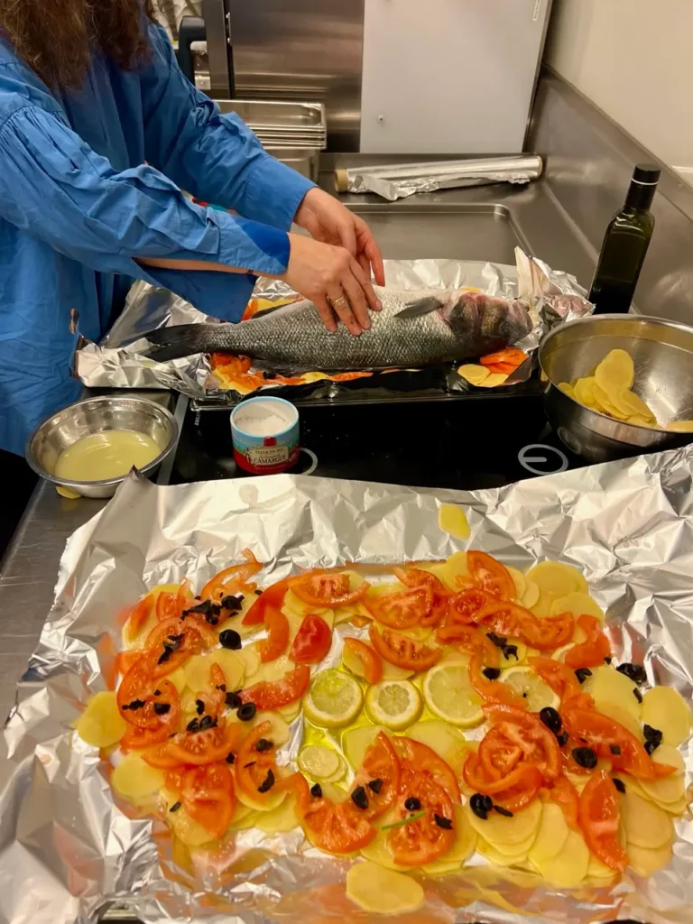 Gemüsebett aus Kartoffeln, Tomaten, Oliven und Zitronen auf Alufolie aufgebaut