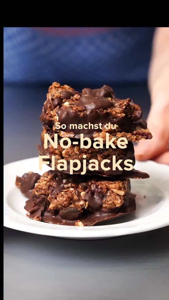 No-Bake Flapjacks (Müsliriegel) – mein liebster Meal-Prep Snack 🤎✨
Das Rezept👩‍🍳
Mit 100 g Haferflocken, Kürbis- & Sonnenblumenkernen (je 35 g), 35 g gehackte Mandeln, 40 g getrockneten Kirschen (unbedingt alle nach Kirschkernen kontrollieren, deine Zähne werden es dir später danken, einer Prise Salz – und als „Kleber“ 110 g cremige Erdnussbutter, 80 ml Ahornsirup + 2 EL geschmolzenes Kokosöl.
Optional (aber sehr empfehlenswert): 50 g dunkle Schokolade 🍫��Für die nächste Snack-Attacke merken – und teilen 📩

#flapjacks #muesliriegel #nobake #mealprep #healthysnack