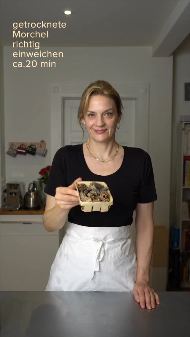 Morcheln einweichen – so werden sie perfekt 🍄✨
Ich weiche getrocknete Morcheln immer in Milch + Wasser ein. 
Warum? Die Milch nimmt die Bitterstoffe und das Aroma wird viel runder und feiner.
Danach einfach durchsieben – und du hast die perfekte Basis für jede Morchelsoße.

Speichere dir den Tipp für später 🤍
Liebe Grüsse, Vivi