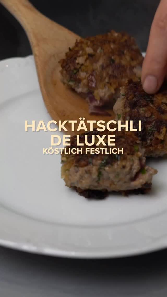 Hacktätschli Deluxe – so werden Frikadellen wirklich luxuriös: Filetspitz & Huft. Nur zum Fest.
Zutaten Hacktätschli Deluxe
1,2 kg Rindshackfleisch (Huft) oder 900 g Huft + 300 g Filetspitz
1 grosser Bund glatte Petersilie, fein gehackt
ein paar Basilikumblätter, fein gehackt
2 Knoblauchzehen, fein gehackt
6 Zwiebeln (weiss und rot gemischt), fein gehackt
Oregano, nach Geschmack (frisch oder getrocknet)
Thymian, nach Geschmack (getrocknet)
Cayennepfeffer, nach Geschmack
Salz und schwarzer Pfeffer
Panko zum Binden und zum Wälzen
Butter und neutrales Öl zum Braten
Brown Sauce
dunkle Sojasauce
Ketchup
Worcester-Sauce
alles nach Geschmack mischen (z. B. je 1–2 EL)
Zubereitung
Zwiebeln und Knoblauch fein hacken. In etwas Butter und Öl bei mittlerer Hitze glasig dünsten, weich werden lassen, nicht bräunen, dann vollständig abkühlen lassen. Hackfleisch in eine grosse Schüssel geben, Zwiebel-Knoblauch-Mischung, Petersilie, Basilikum, Oregano und Thymian dazugeben. Mit Salz, schwarzem Pfeffer und Cayenne würzen und gründlich vermengen. Panko nach und nach einarbeiten, bis die Masse gut formbar ist. Hacktätschli formen, rundum in Panko wälzen. In einer grossen Pfanne reichlich Butter und neutrales Öl erhitzen und die Hacktätschli bei mittlerer Hitze goldbraun braten, Hitze bei Bedarf reduzieren. In der Mitte leicht rosa lassen, dann bleiben sie besonders saftig, dafür unbedingt sehr gute Fleischqualität verwenden. Brown Sauce anrühren und dazu servieren.
💬 Kommentiere mit 1 und ich schick das Rezept in dein Postfach.
#hacktätschli
#frikadellen
#festtagsküche
#fleischliebe
#vivikocht