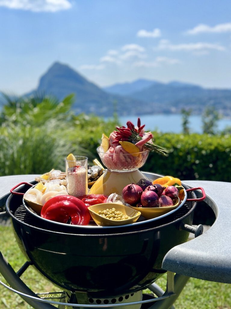 Zutaten für Paella vom Grill mit Gambas, Muscheln, Zitronen und Paellareis