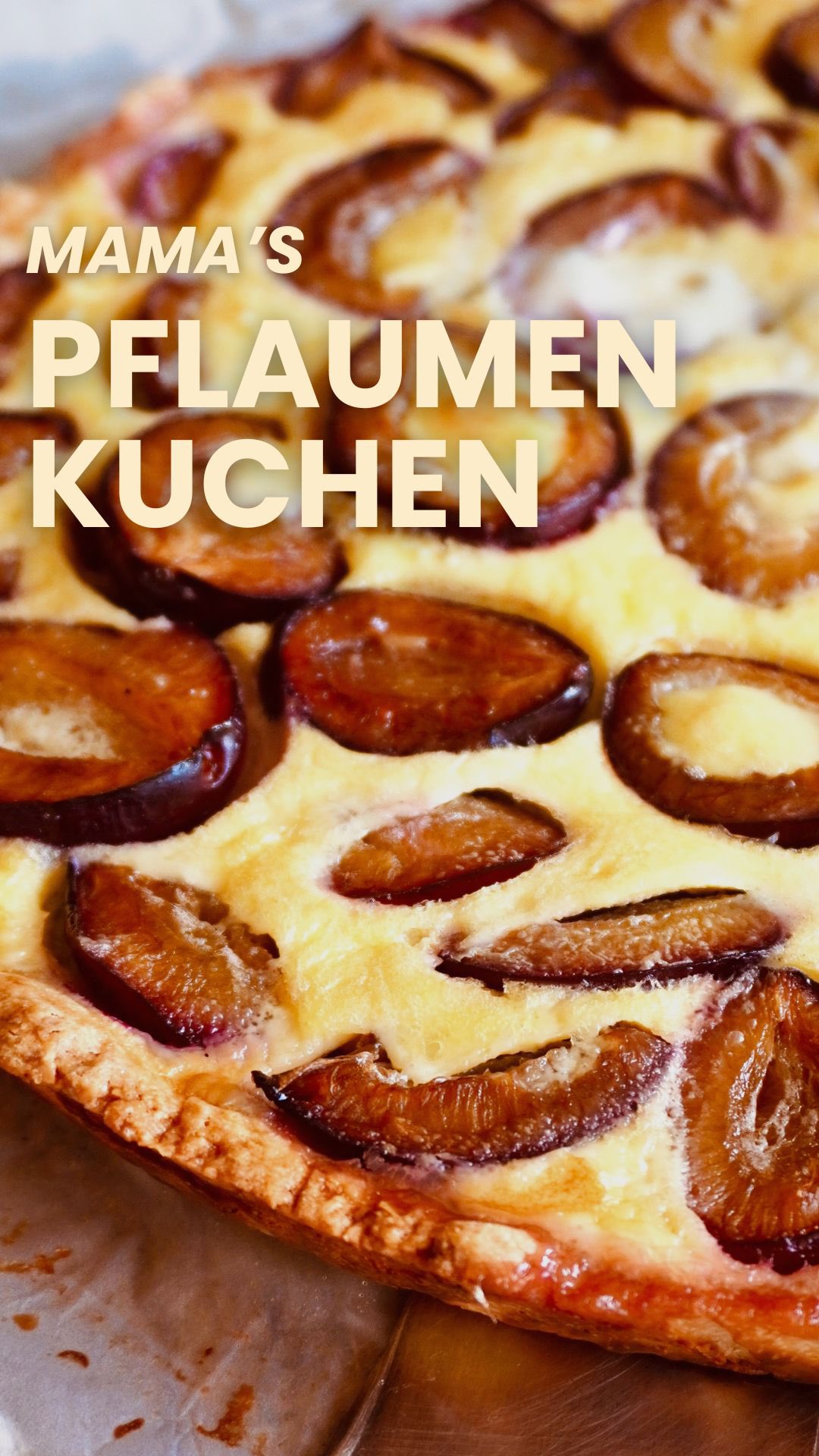 Auch im August koche ich nicht nur mit Zutaten – ich koche mit Erinnerungen. Wie Mama's Pflaumenkuchen, auch der geht immer, auch wenn es stressig ist, hat sie immer gesagt. 👵

Meine Mutter ist nicht mehr hier, aber ihre Rezepte leben weiter – in meiner Küche, in meinem Herzen.
Diese Serie ist für sie.
Für ihre Wärme, ihre Geschichten, ihren Geschmack, der mich geprägt hat.
Sicher liebst Du auch ganz besondere Rezepte von geliebten Menschen. Es ist was ganz besonderes, finde ich, besonders wenn sie nicht mehr da sind. 🤍🤍🤍

Kuchenform von 26 Durchmesser für 8 Portionen

Zutaten für den Zuckerteig
250 g Weissmehl 
125 g Butter
1 Ei 
70 g Zucker 
50 g gemahlene Mandeln
Zutaten für den Eierguss 
5 Eier
3 dI Rahm
50 g Zucker
Füllung 
1 kg Pflaumen
ein Spritzer Zitronensaft
Zucker

Zubereitung
Die Butter schaumig rühren, dann alle übrigen Teig Zutaten mit Ausnahme des Mehles dazugeben und einige Minuten alles vermengen. 

Das Mehl gesiebt dazumischen. Kneten und den Teig zu einer Kugel formen, in ein feuchtes Handtuch wickeln und für 30 min in den Kühlschrank legen.

Pflaumen schälen und etwas zuckern.

Den Teig zwischen 2 Backpapieren ca. 3 mm dick auswallen. Das Blech damit auslegen, den Rand ca. 3 cm hoch an den Rand andrücken.

Mit trockenen Hülsenfrüchten befüllen und bei 180 Grad blindbacken. Abkühlen.

Für den Eierguss die Eier und den Rahm mit dem Zucker zu einer homogenen Masse vermischen.

Früchte auf den Teigboden verteilen und den Eierguss darüber geben.

Backofen auf 180 Grad vorheizen. Den Kuchen hineinschieben und für 30-40 min backen. Voilà.

▷Serviere den Kuchen einfach lauwarm oder gut abgekühlt und am besten mit Schlagrahm und Vanilleeis.

➡️ Hast Du auch so ein Rezept? Dann verrate es mir doch in den Kommentaren, ich würde mich mega freuen.❤️

#pflaumen #pflaumenkuchen #mamaspflaumenkuchen #regionalkochen #saisonalkochen #vivikocht