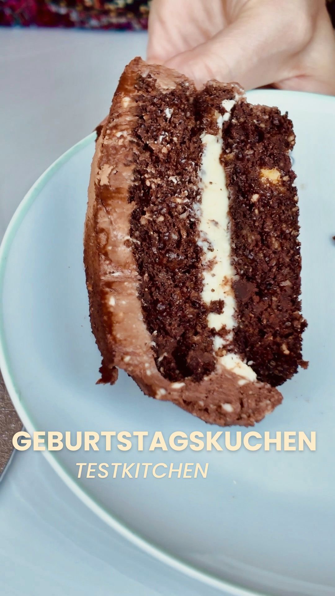 Mein Backtest vom Wochenende: Ugly Cake trifft Buttercreme.
Am Wochenende habe ich einen Backtest gewagt – eine Geburtstagstorte! 🎂
Backen ist eigentlich nicht so meins (herzhaft liegt mir mehr), aber dieser Ugly Cake ist glutenfrei, zuckerarm und voller Geschmack. ✨
Ich habe meinen geliebten Fondant au Chocolat mit Mascarpone-Buttercreme kombiniert. Eine Küchenmaschine hätte geholfen… aber am Ende zählt doch der Geschmack, oder? 😉
#meinweginderküche #backenmitliebe #küchenexperiment #foodstories #uglycake #backtest #birthdaycake #homemadecake #selbstgemacht #glutenfrei #zuckerarm #buttercreme #mascarpone #foodreel #foodlover #bakelove #cakeinspo #bakingreels #rezeptidee