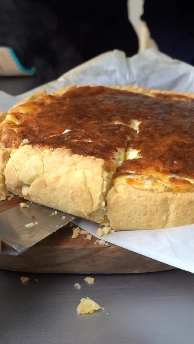 Quiche Lorraine (26 cm) – November-Comfort ohne Blindbacken 🍂

Teig: Mehl und Salz mischen. Kalte Butter fein verreiben. Eigelbe zugeben und rasch zu einem weichen Teig zusammenfügen, nicht kneten. Nur falls nötig eiskaltes Wasser zugeben. Zu einer Kugel formen, 30 Min. kaltstellen.
Ausrollen: 3–4 mm zwischen Backpapier/Folie ausrollen, in die Form legen, Rand ca. 3 cm hochziehen. Boden dicht einstechen, kurz kühlen.
Füllung: Speck langsam auslassen, Zwiebel darin glasig braten, abkühlen lassen.
Guss: Eier, Eigelb und 500 ml Vollrahm verquirlen, mit Pfeffer, Muskat und wenig Salz würzen. Käse (Emmentaler oder Gruyère) optional unterrühren oder später streuen.
Füllen: Speck-Zwiebel auf den Boden, optional Käse, Guss langsam einfüllen.
Backen: Ofen und Backblech auf 220 °C O/U vorheizen. Auf 2. unterster Schiene ca. 40 Min. backen, 5–10 Min. ruhen lassen.
Servieren: lauwarm mit Feldsalat.

Speichern für’s Wochenende & jemanden taggen, der Quiche liebt 🥧